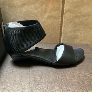 NWT Vera Wang "redfree” black sandals, size 7.5 with stretchy ankle strap